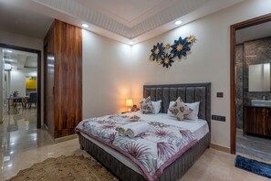 3 bedrooms, iron/ironing board, WiFi, bed sheets - Fortune Home Service Apartment 3BHK, J-267 (New Delhi)