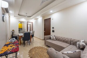 Living area - Fortune Home Service Apartment 3BHK, J-267 (New Delhi)