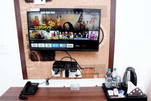 Deluxe Double Room, Balcony, City View | Interior