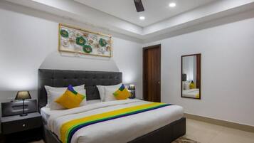 Habitación doble Deluxe, balcón, vista a la ciudad | Muebles diferentes, escritorio, wifi gratis y ropa de cama