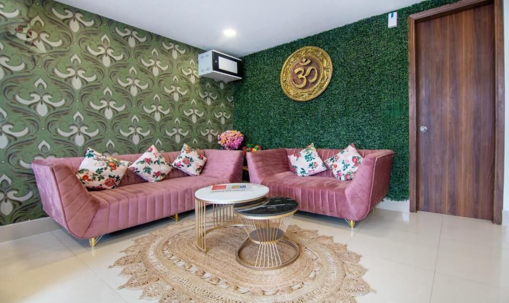 Twin Room, City View | Living area | 32-inch Smart TV with cable channels