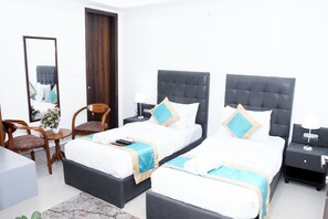 Individually furnished, desk, free WiFi, bed sheets - Hotel Fortune Home (Noida)