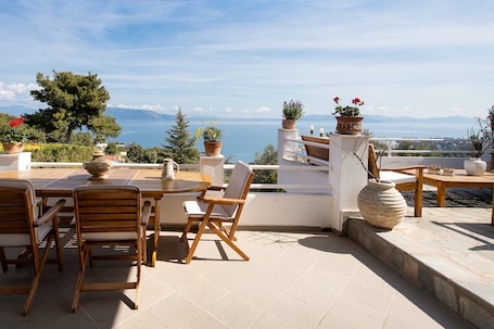 Outdoor dining. SeaBreeze Villa by ΜΡS