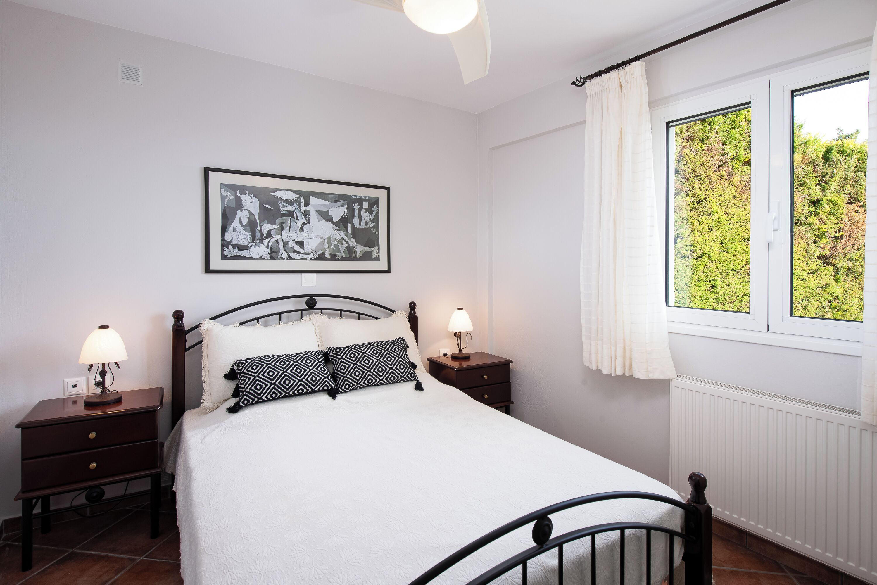 2 slaapkamers, een strijkplank/strijkijzer, internet, beddengoed