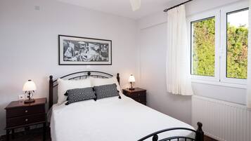 2 slaapkamers, een strijkplank/strijkijzer, internet, beddengoed