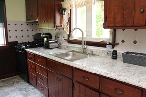 Fridge, oven, stovetop, coffee/tea maker