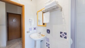A bathroom with a sink, mirror, and towel rack. - Hotel Dalì near Pompei - Naples (Scafati)