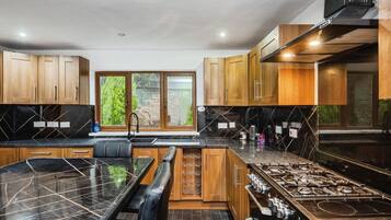 Room, 1 Bedroom, Garden View | Interior