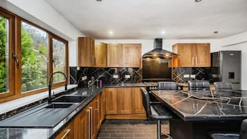 Room, 1 Bedroom, Garden View | Interior