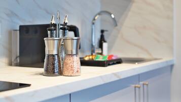 Superior-Apartment, 1 Schlafzimmer | Eigene Küche | Kühlschrank, Mikrowelle, Herdplatte, Wasserkocher mit Kaffee-/Teezubehör