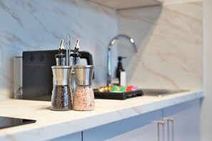 Superior appartement, 1 slaapkamer | Privékeuken | Een koelkast, een microgolfoven, een kookplaat