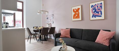 Apartamento família, 2 quartos | Área de estar | TV