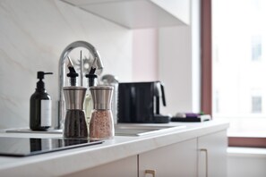 Kühlschrank, Mikrowelle, Herdplatte, Wasserkocher mit Kaffee-/Teezubehör