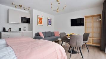 Deluxe Studio, 1 Queen Bed with Sofa bed | Interior