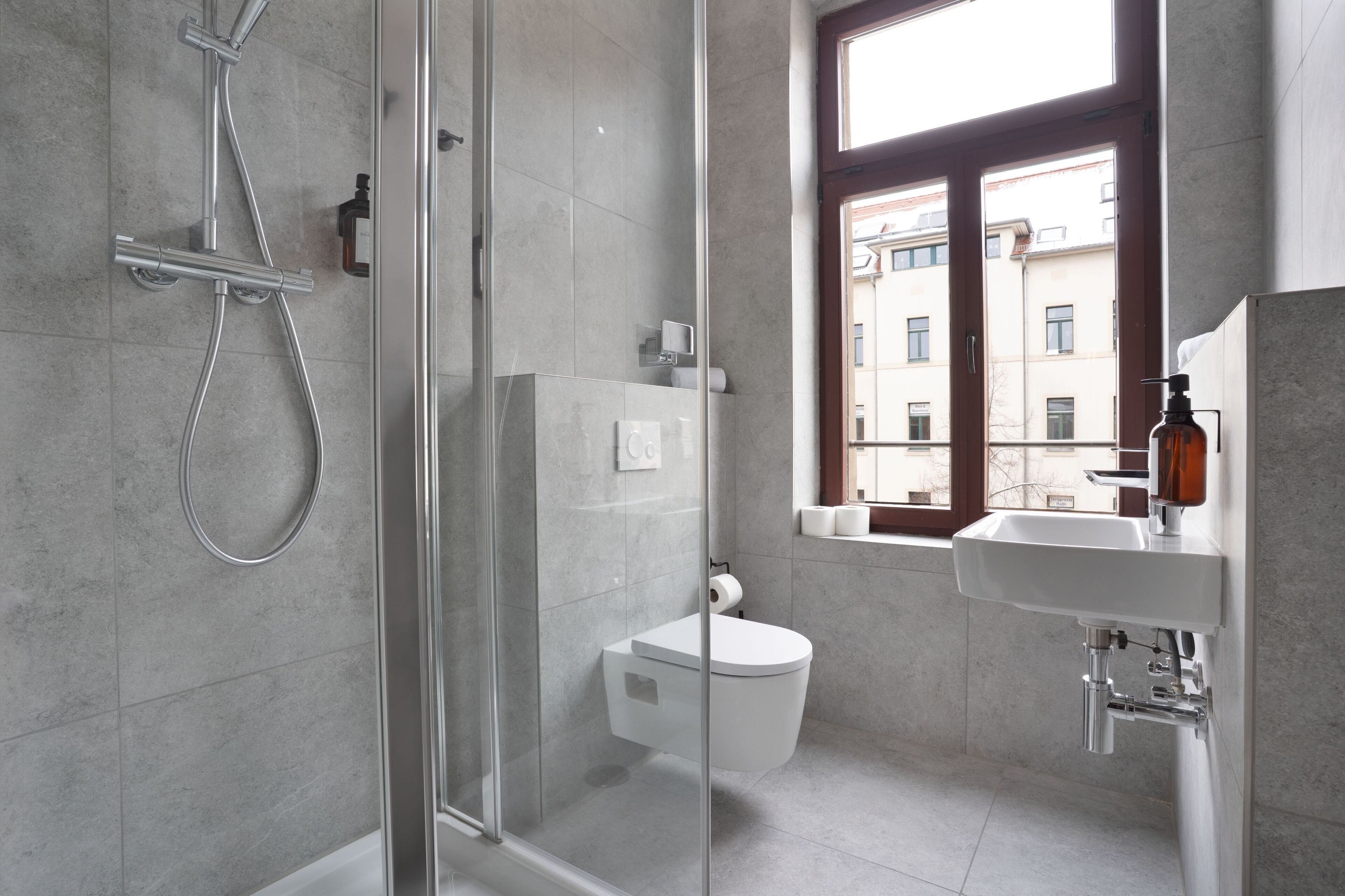 Deluxe-Studio | Badezimmer | Dusche, Haartrockner, Handtücher, Seife