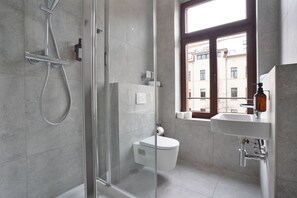 Estudio Deluxe | Baño | Ducha, secador de pelo, toallas y jabón