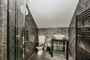 Shared Dormitory, 1 Bedroom, Garden View | Bathroom - Room-cozy Hideaway on the Edge of Nature (Swansea)