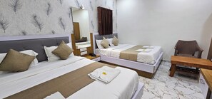 Schreibtisch, laptopgeeigneter Arbeitsplatz, Bügeleisen/Bügelbrett