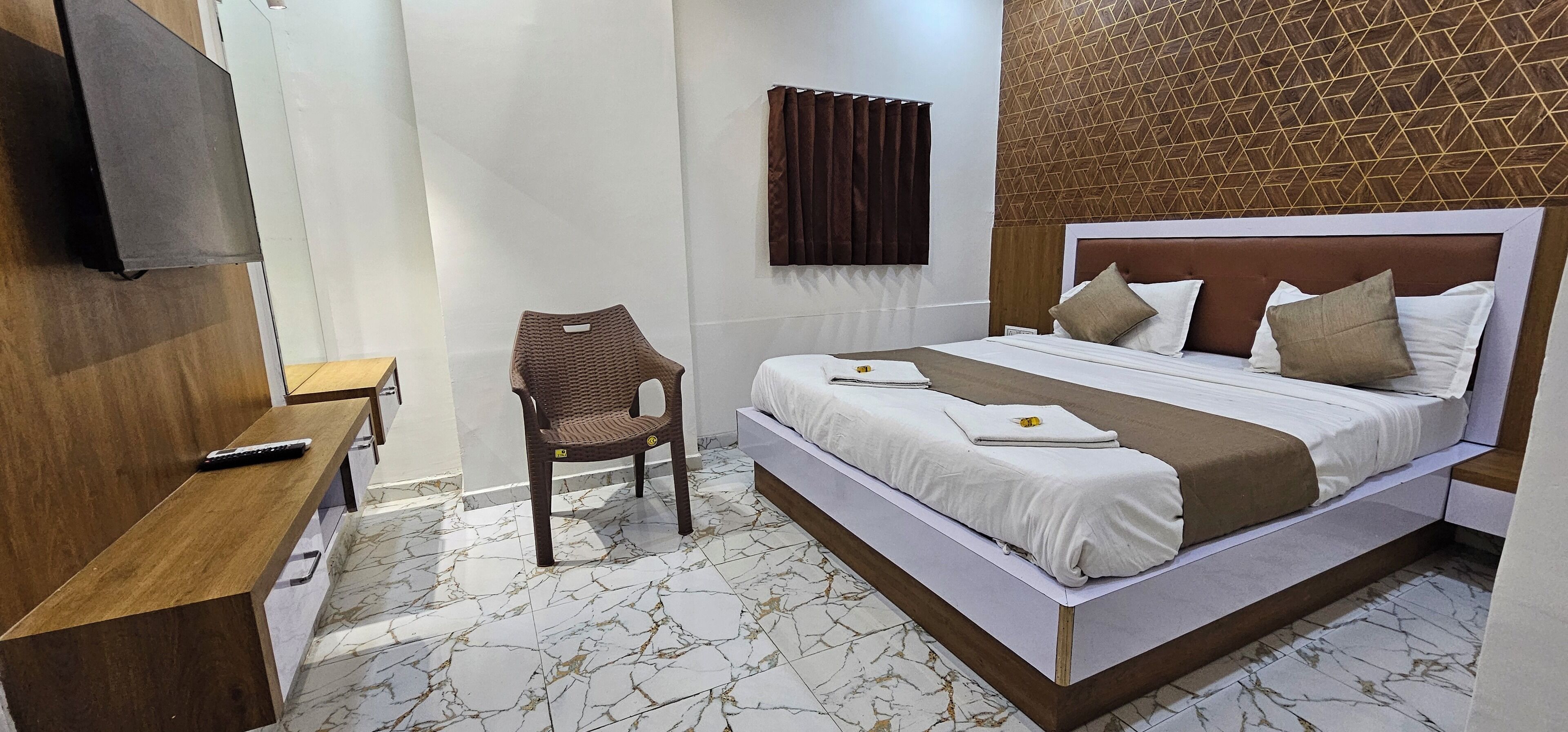 Deluxe-Doppelzimmer, Stadtblick | Schreibtisch, laptopgeeigneter Arbeitsplatz, Bügeleisen/Bügelbrett