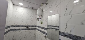 Deluxe-Doppelzimmer, Stadtblick | Badezimmer | Kostenlose Toilettenartikel, Hausschuhe, Handtücher, Seife