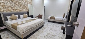 Schreibtisch, laptopgeeigneter Arbeitsplatz, Bügeleisen/Bügelbrett