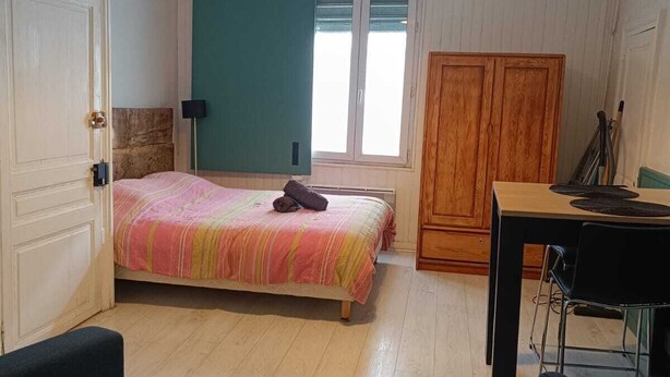 A bedroom with a bed, a desk, and a wardrobe. - Studio historic center Périgueux (Périgueux)