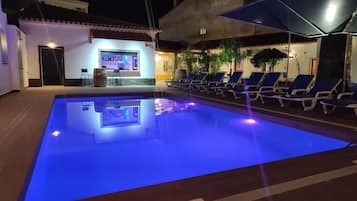 Piscine extérieure (ouverte en saison), parasols de plage