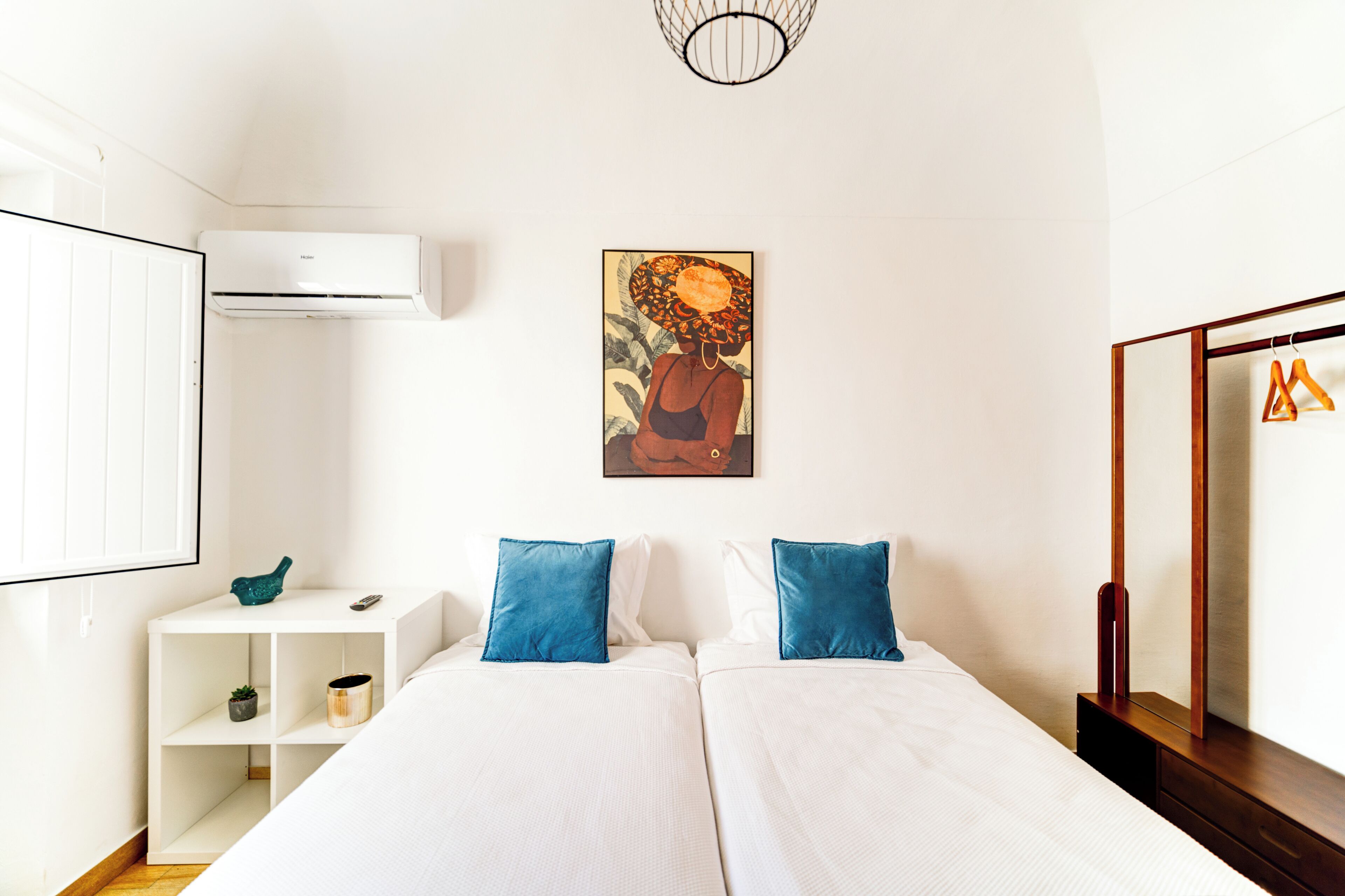 Espacio para trabajar con laptop y cortinas blackout 