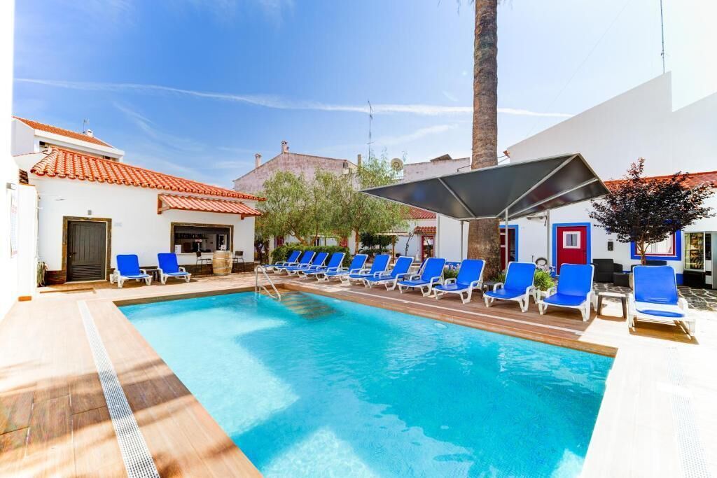 Kolam renang outdoor musiman, dengan payung kolam renang