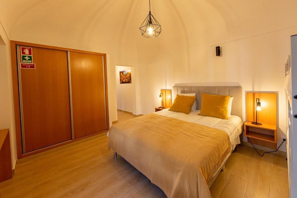 Standaard vierpersoonskamer, terras, uitzicht op de stad | Een laptopwerkplek, verduisterende gordijnen, geluiddichte muren