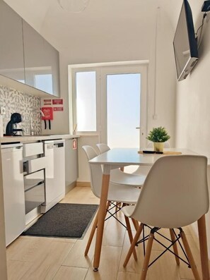 Refrigerador, silla alta para bebés