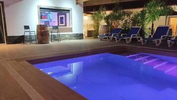 Familienapartment, Blick auf den Innenhof, Poolseite | Pool | Außenpool (je nach Saison geöffnet), Sonnenschirme, Liegestühle