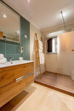 Standard Quadruple Room, Patio, City View | Bathroom - LUXURY PALM SUITES (Reguengos de Monsaraz)