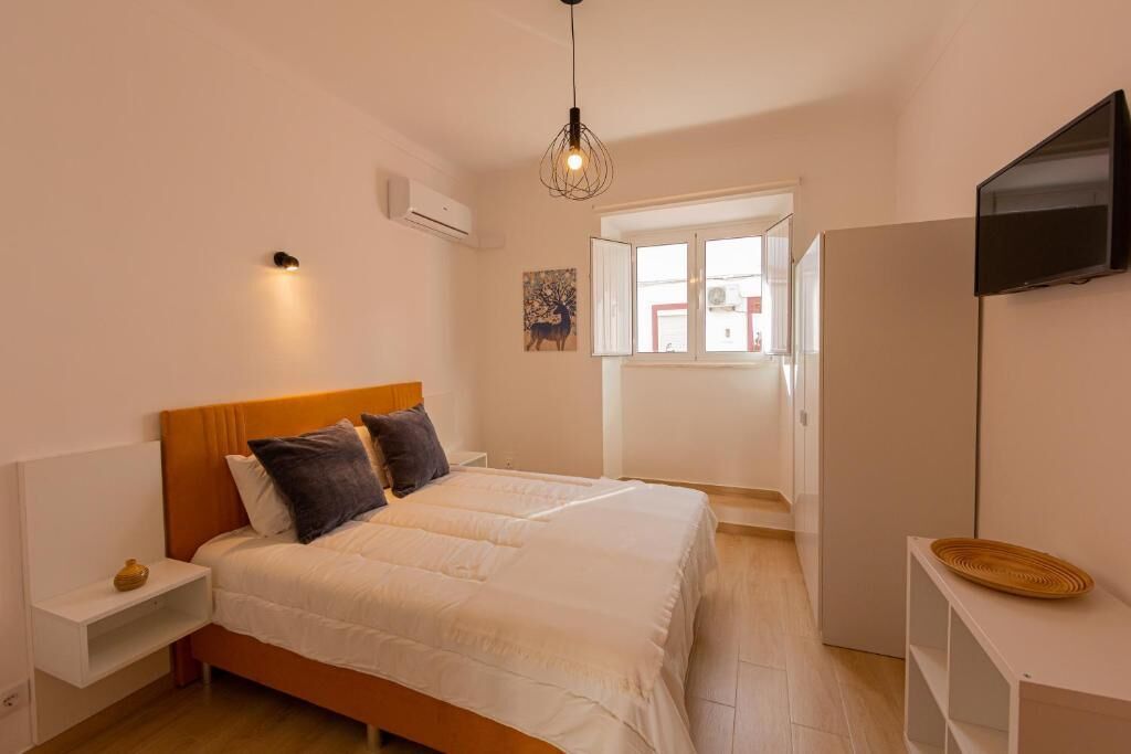 Familie appartement, uitzicht op de binnenplaats, aan het zwembad | Een laptopwerkplek, verduisterende gordijnen, geluiddichte muren