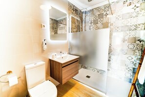 Familie vierpersoonskamer, terras, aan tuin | Badkamer | Een douche, een haardroger, handdoeken, zeep