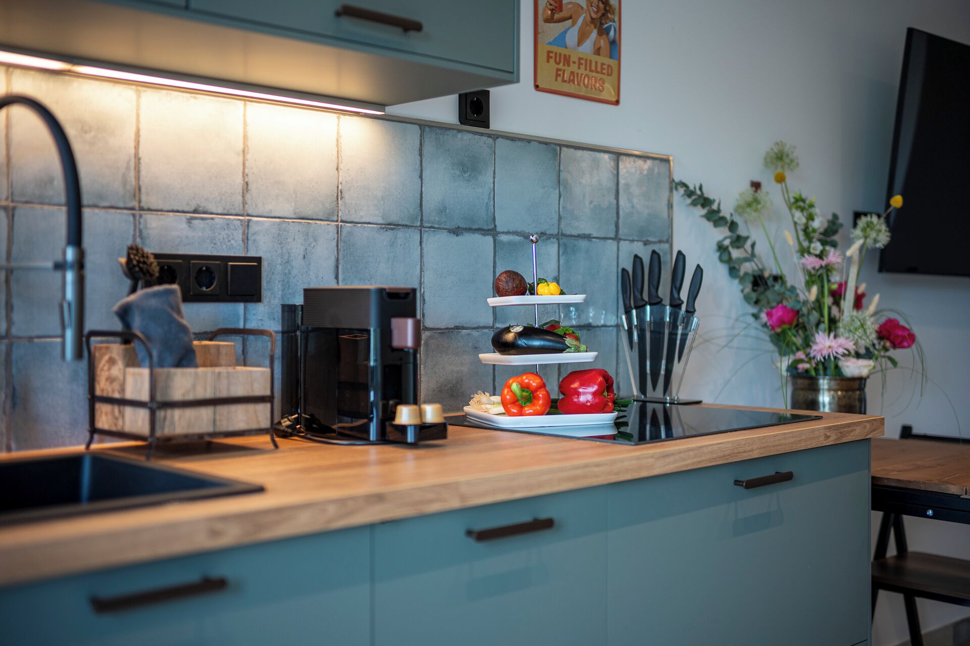 Coffee/tea maker, fridge, oven, stovetop