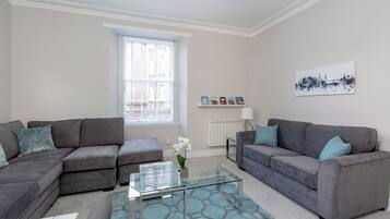 Apartamento | Zona de estar | Smart TV de 24 pulgadas con canales digitales