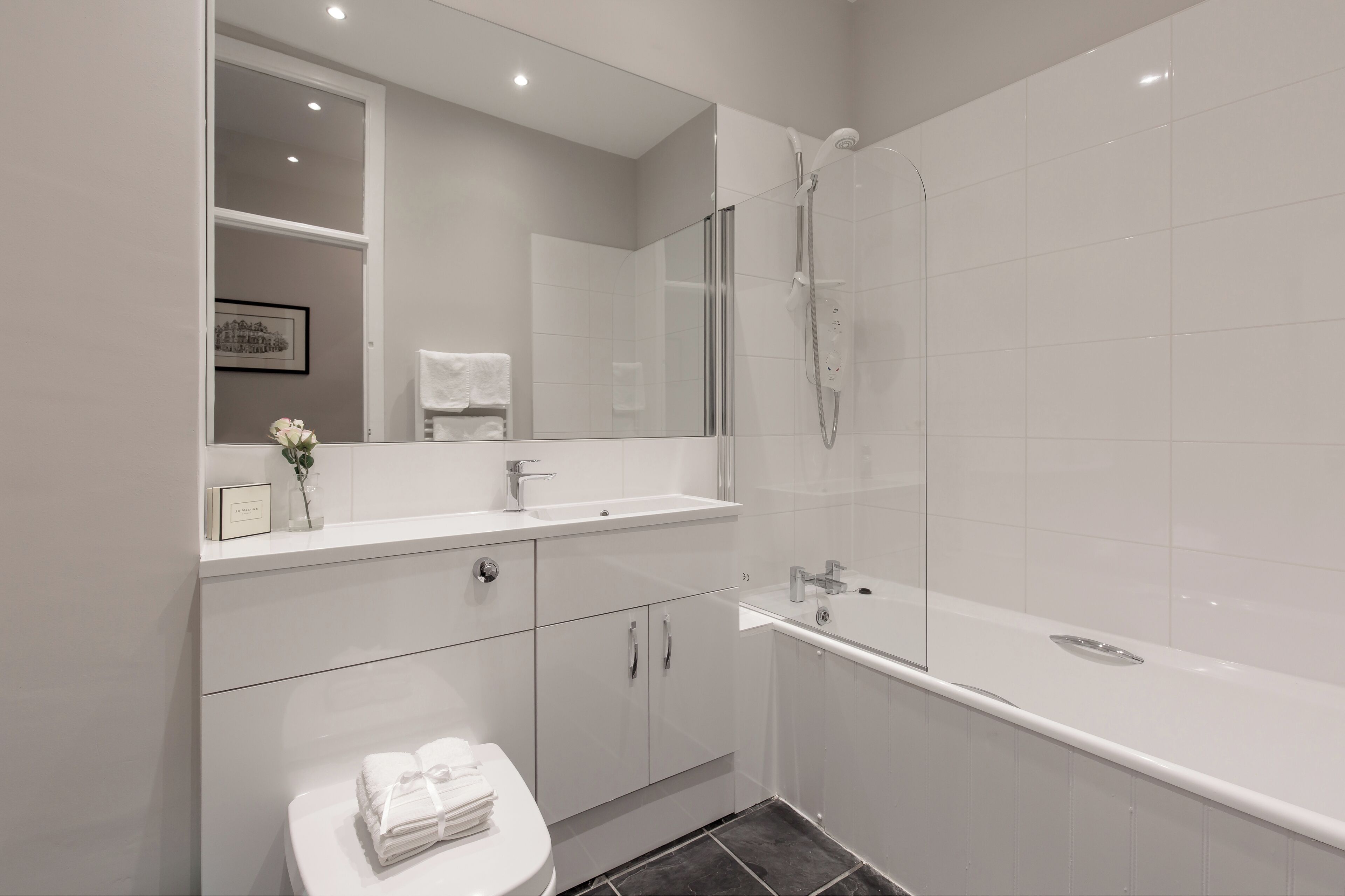 Apartemen | Kamar mandi | Kombinasi shower/bathtub, pengering rambut, handuk, dan sabun