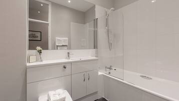 Apartemen | Kamar mandi | Kombinasi shower/bathtub, pengering rambut, handuk, dan sabun