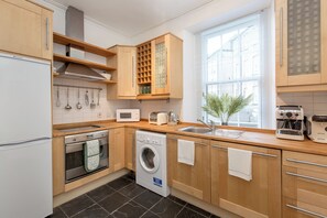 Apartemen | Dapur pribadi | Lemari es, microwave, oven, dan kompor