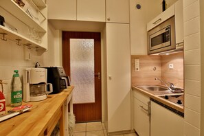 Frigorifero, microonde, piano cottura, macchina per tè/caffè