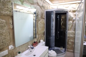 Doccia, asciugacapelli, asciugamani, sapone