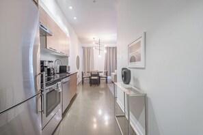Superior Condo, City View | Private kitchen - LE PENNY LANE PAR DOJOSTAYS (Montréal)