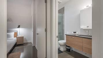 Superior-Apartment, Stadtblick | Badezimmer | Seife, Shampoo, Toilettenpapier