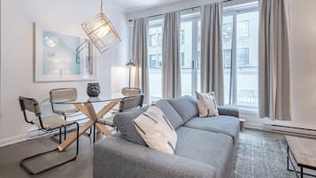 Comfort Condo, City View | Living area