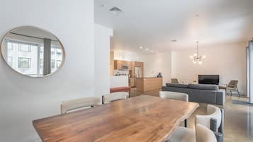 Luxury Penthouse, City View | Dining