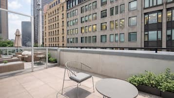 Superior-Apartment, Stadtblick | Terrasse/Patio
