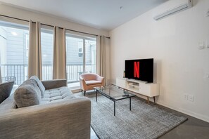 Deluxe Condo | Living area - LE PENNY LANE PAR DOJOSTAYS (Montréal)