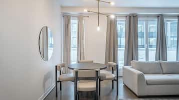 Superior-Apartment, Stadtblick | Speisen