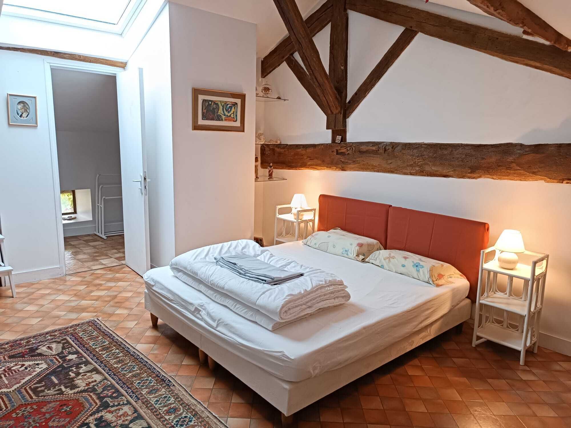 6 habitaciones, tabla de planchar con plancha, internet y ropa de cama 